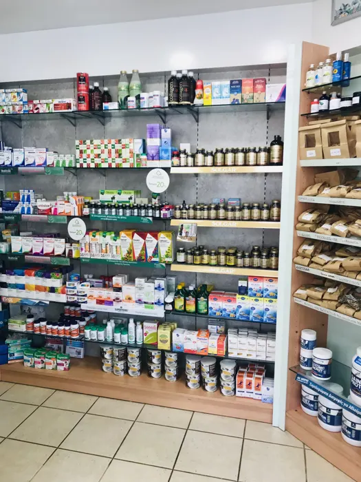 Ράφια από το πάτωμα ως το ταβάνι με προϊόντα περιποίησης